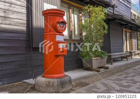 レトロな郵便ポスト――郵便差出箱1号(丸型) レトロな郵便ポスト――郵便差出箱1号(丸型) 120951225