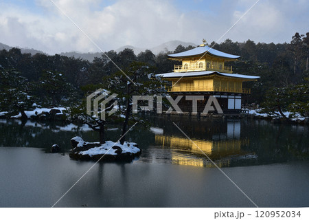 京都 粉雪の舞う金閣寺の雪景色 京都 粉雪の舞う金閣寺の雪景色 120952034