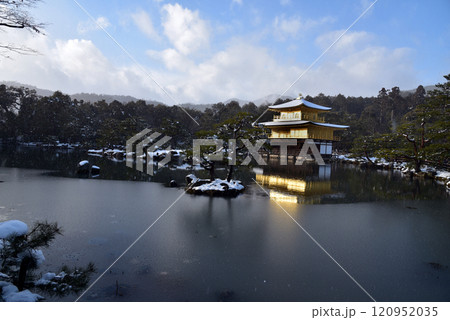 京都　粉雪の舞う金閣寺の雪景色 120952035