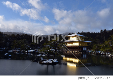 京都　粉雪の舞う金閣寺の雪景色 120952037