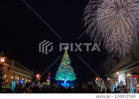 クリスマスイルミネーションに飾られた花火 クリスマスイルミネーションに飾られた花火 120952580