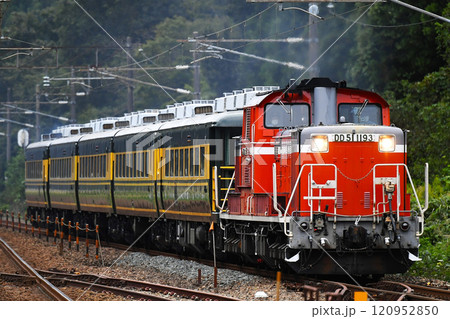 DD51・14系「サロンカーなにわ」 北陸本線・牛ノ谷駅 DD51・14系「サロンカーなにわ」 北陸本線・牛ノ谷駅 120952850