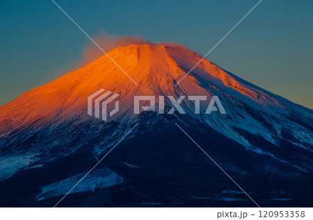 山梨県　朝日に照らされて赤く染まる紅富士 120953358