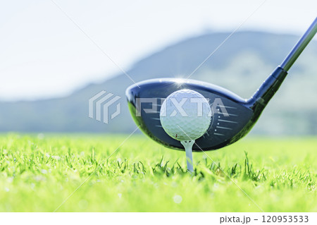 芝生が綺麗なゴルフ場と白いボール 120953533