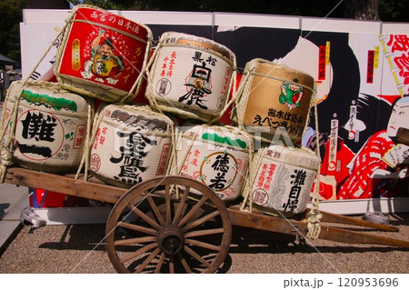 荷車に積まれた日本酒の菰樽 荷車に積まれた日本酒の菰樽 120953696