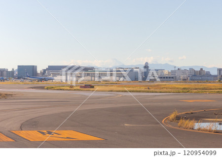 羽田空港と冬の富士山の景色 羽田空港と冬の富士山の景色 120954099