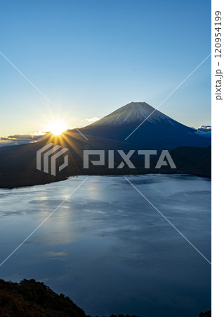 本栖湖 紅葉の日の出 本栖湖 紅葉の日の出 120954199