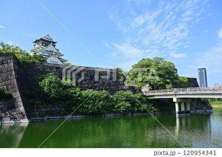 大阪城の水堀と極楽橋 大阪城の水堀と極楽橋 120954341