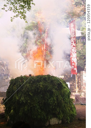 立ち昇る煙と炎 120954359