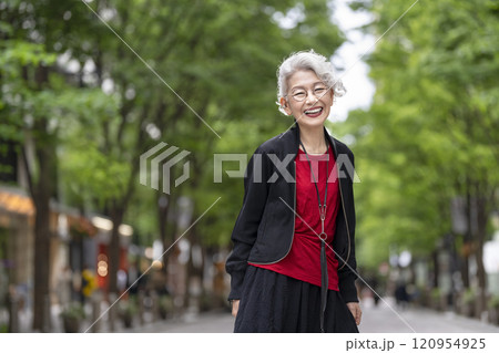 カメラ目線で笑顔のグレイヘアのシニア女性 120954925