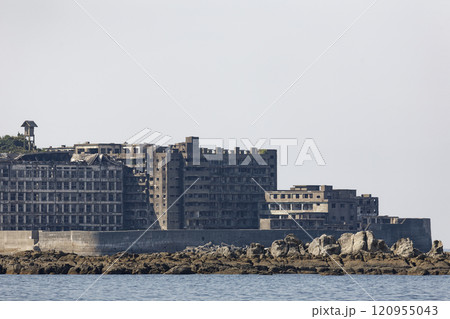 中の島の後ろに見える軍艦島 120955043