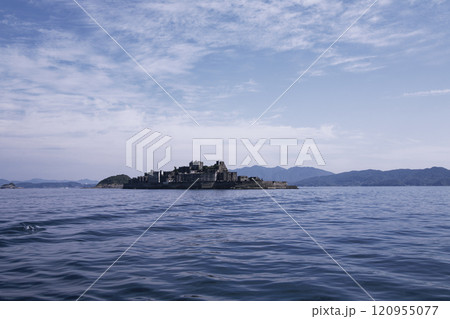 海に浮かぶ軍艦島 120955077
