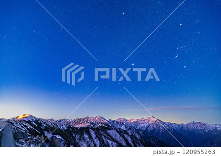 北アルプス 夜明け前の夜空 120955263