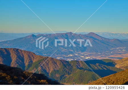 冬の朝の神奈川県 箱根駒ヶ岳ロープウェー 駒ヶ岳頂上から西側の眺望(三国山,愛鷹山,裾野市など) 120955426