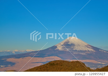 冬の朝の神奈川県 箱根駒ヶ岳ロープウェー 駒ヶ岳頂上から北西側の眺望(富士山,御殿場市など) 冬の朝の神奈川県 箱根駒ヶ岳ロープウェー 駒ヶ岳頂上から北西側の眺望(富士山,御殿場市など) 120955427