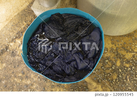 綺麗に藍染めされた衣類 120955545