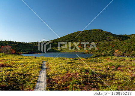 紅葉の一切経山 120956218