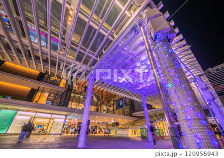 日本の横浜都市景観 師走。ライトアップされた横浜駅や大屋根などを望む＝12月8日 120956943