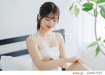 腕のスキンケアをする女性 腕のスキンケアをする女性 120957587