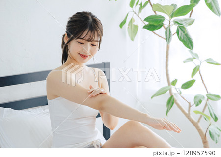 腕のスキンケアをする女性 腕のスキンケアをする女性 120957590
