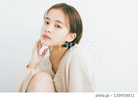 ショートボブの女性 120958011