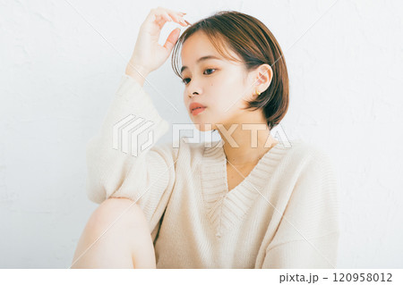 ショートボブの女性 120958012