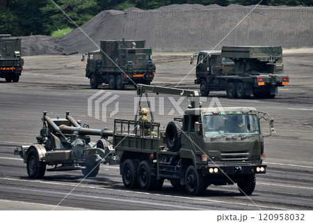 中部・陸上自衛隊・富士学校記念行事・観閲式でトラック牽引される155mm榴弾砲FH70・静岡県小山町 中部・陸上自衛隊・富士学校記念行事・観閲式でトラック牽引される155mm榴弾砲FH70・静岡県小山町 120958032