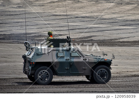 中部・陸上自衛隊・富士学校記念行事・観閲式で行進する軽装甲機動車・静岡県小山町(2) 120958039