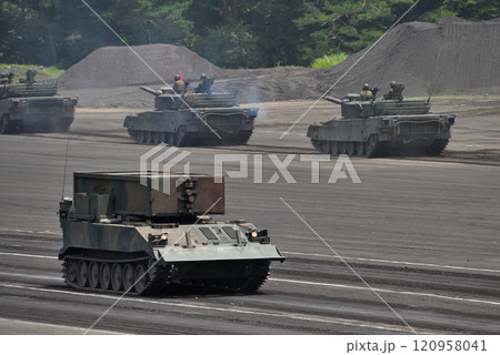中部・陸上自衛隊・富士学校記念行事・観閲式で行進する92式地雷原処理車・静岡県小山町(2) 中部・陸上自衛隊・富士学校記念行事・観閲式で行進する92式地雷原処理車・静岡県小山町(2) 120958041