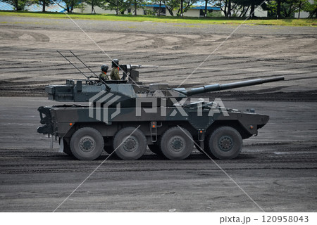 中部・陸上自衛隊・富士学校記念行事・観閲式で行進する車輪が特徴の戦車、16式機動戦闘車・静岡県小山町 120958043