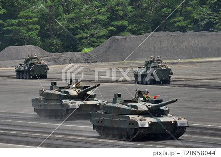中部・陸上自衛隊・富士学校記念行事・観閲式で行進する10式戦車の車列・静岡県小山町 120958044
