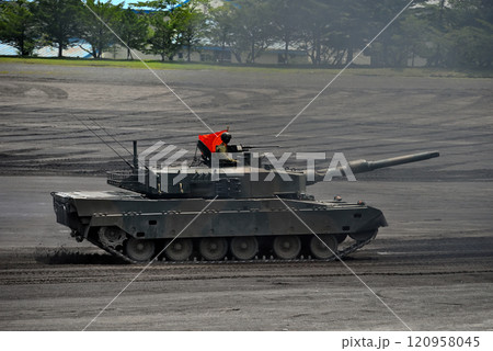 中部・陸上自衛隊・富士学校記念行事・観閲式で行進する、世界最強レベルの戦車、90式戦車・静岡県小山町 120958045