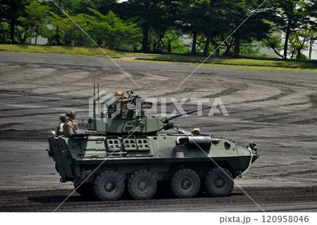 中部・陸上自衛隊・富士学校記念行事・観閲式を走る珍しいアメリカ海軍のLAV-AT・静岡県小山町 120958046