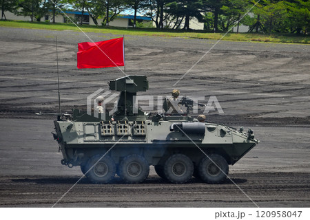 中部・陸上自衛隊・富士学校記念行事・観閲式を走る珍しいアメリカ海軍のLAV-25・静岡県小山町 120958047