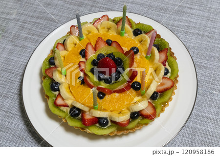 ろうそくを6本立てたフルーツタルトのお誕生日ケーキ 120958186