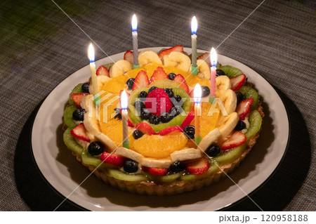 6本の火がついたろうそくが立っているフルーツタルト 120958188
