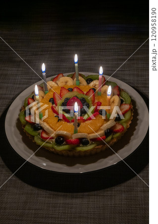 幻想的に点る誕生日ケーキの上の6本のろうそく(ポートレイト 縦位置) 幻想的に点る誕生日ケーキの上の6本のろうそく(ポートレイト 縦位置) 120958190