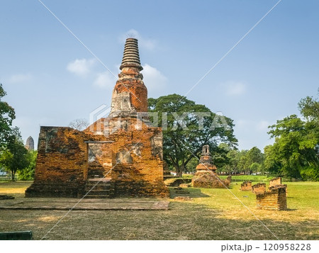 Ruins of Langkhadum Wat temple, Ayutthaya, Thailand Ruins of Langkhadum Wat temple, Ayutthaya, Thailand 120958228