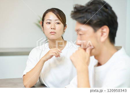 夫を疑う妻と疑惑を向けられる夫 夫を疑う妻と疑惑を向けられる夫 120958343