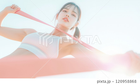 フェットネスバンドでフィットネスをする美しい女性 120958868