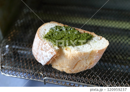 バジルパン ペースト状のバジルとフランスパン バジルパン ペースト状のバジルとフランスパン 120959237