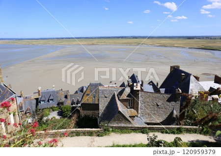モン・サン・ミッシェル修道院から眺めた湾 120959379
