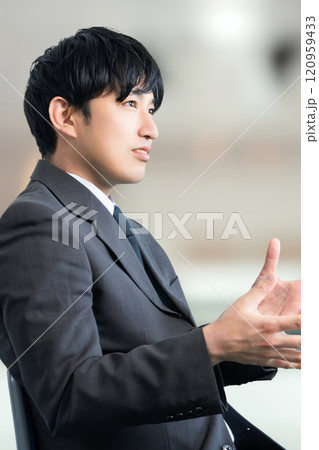 説明・商談をする男性ビジネスマン 120959433