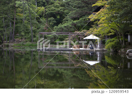 池に映る建物 120959543
