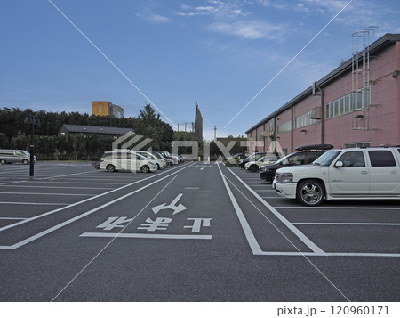 モリパークの屋外駐車場。 モリパークの屋外駐車場。 120960171