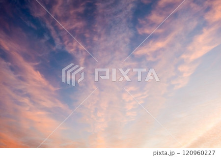 朝焼け空　朝日に染まる雲 120960227