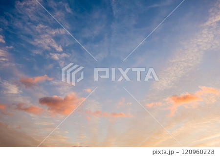 朝焼け空　朝日に染まる雲 120960228