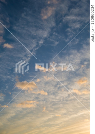 朝焼け空 朝日に染まる雲 朝焼け空 朝日に染まる雲 120960234