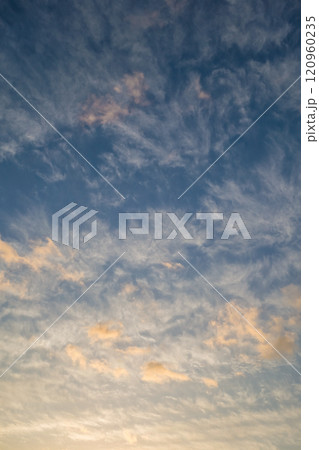 朝焼け空 朝日に染まる雲 朝焼け空 朝日に染まる雲 120960235