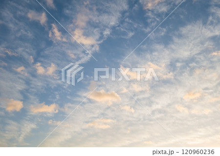 朝焼け空 朝日に染まる雲 朝焼け空 朝日に染まる雲 120960236
